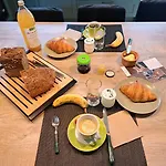 Au Pas De Velours *
